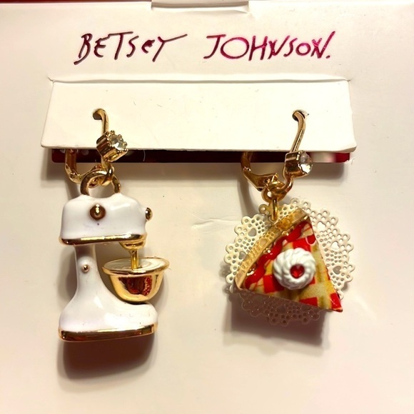 Brand New Betsey Johnson Mismatched Pie Slice & Mixer Baker Drop Earrings - Picture 3 of 12